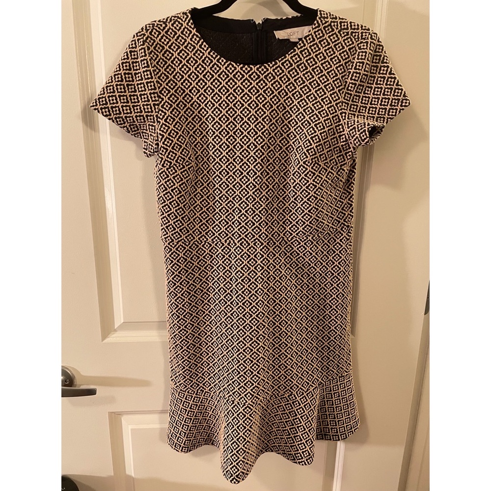 Loft size 6P short sleeve dress, great for work, zipper back, great condition